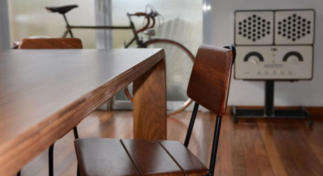 Cadeira de madeira com design vintage