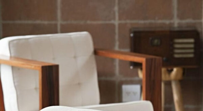 Cadeira de madeira com estofado branco