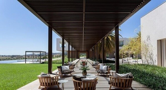 Cadeira de madeira para a varanda com pergolado