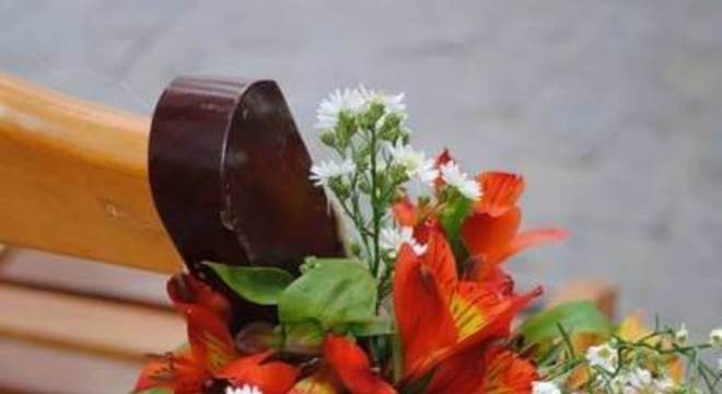 Cadeira decorada com astromélias coloridas