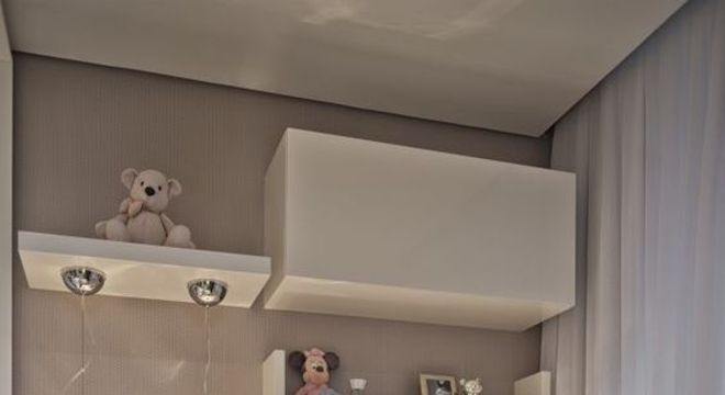 Cadeira estofada para quarto com detalhes lindos