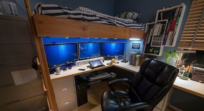 Cadeira para escritório com estrutura de couro preto