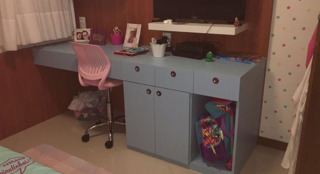 cadeira para escrivaninha - bancada de estudo azul com cadeira rosa
