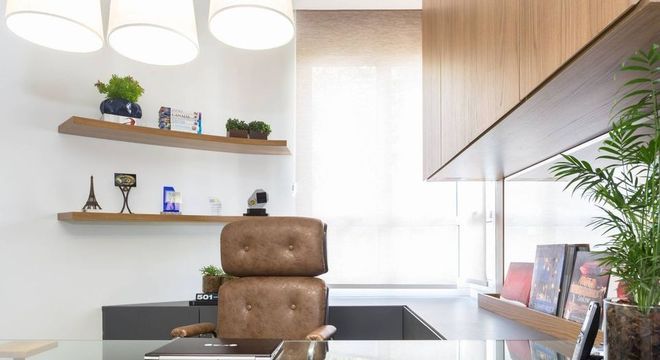 cadeira para escrivaninha - cadeira de couro marrom e bancada de vidro comum 