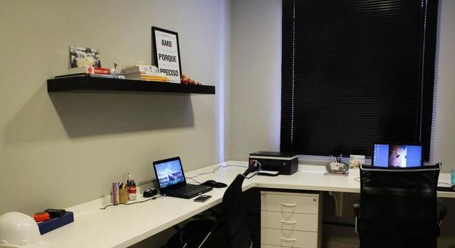 cadeira para escrivaninha - home office com duas cadeira profissionais 