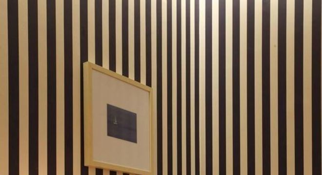 cadeira para escrivaninha - home office com papel de parede listrado 