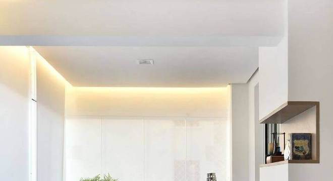 cadeira para escrivaninha - home office com sanca invertida em tons claros 