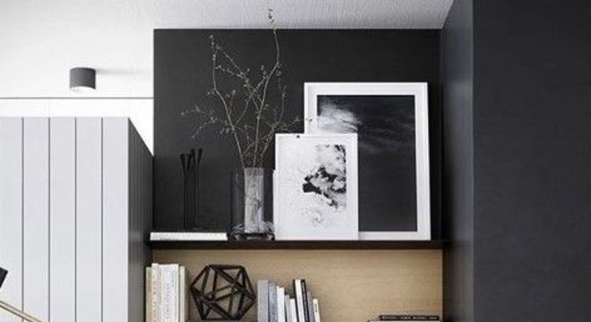 cadeira para escrivaninha - parede com pintura preta e bancada de madeira 