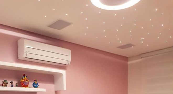 cadeira para escrivaninha - prateleira em marcenaria branca e cadeira rosa 