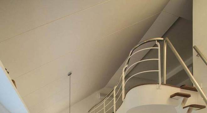 cadeira para escrivaninha - sala com piso de madeira e home office 