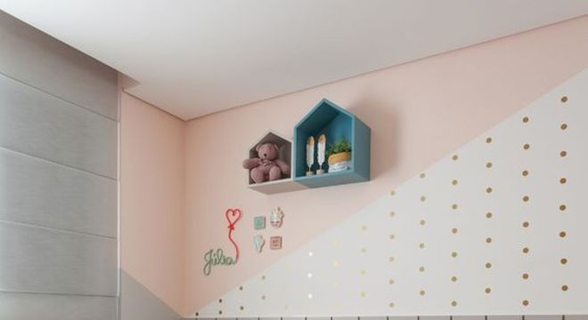 Cadeira para quarto azul com papel de parede geométrico