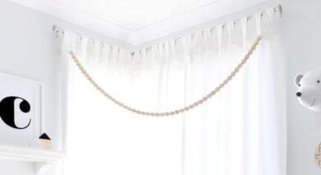 Cadeira para quarto de bebê neutro em preto e branco