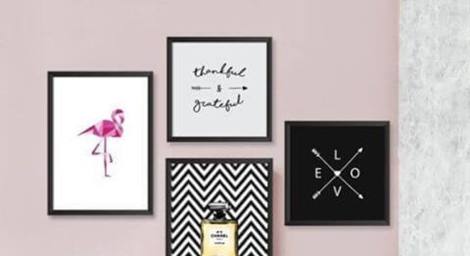 Cadeira para quarto feminino com quadros decorativos na decoração 