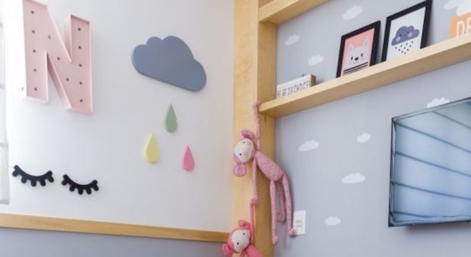 Cadeira para quarto infantil azul, próximo aos brinquedos
