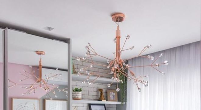 Cadeira para quarto moderno com detalhes em rose 