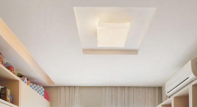 Cadeira para quarto na escrivaninha