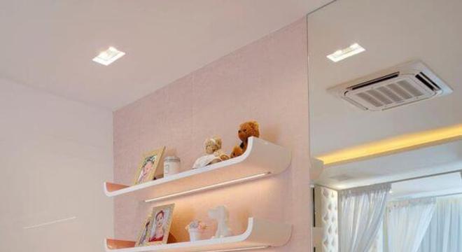 Cadeira para quarto na escrivaninha rosa e branco