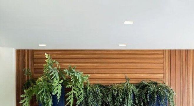 cadeira para varanda decorada com revestimento de madeira para parede 