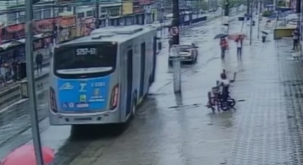 Cadeirante reclama após motorista de ônibus seguir sem auxiliá-lo a subir