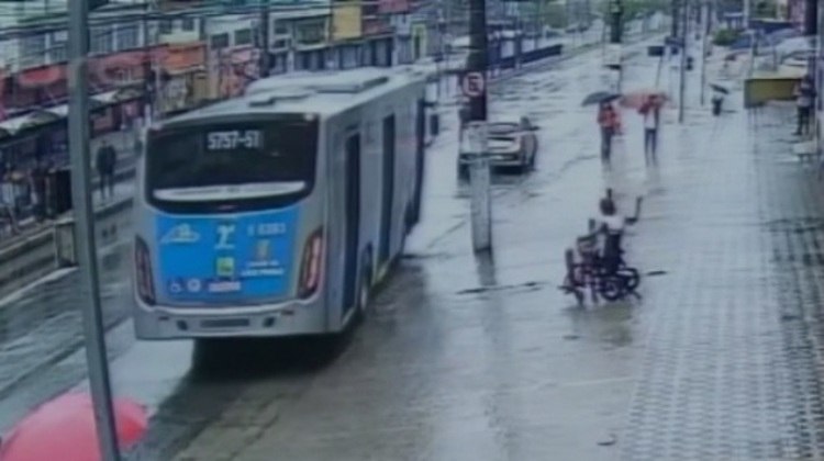 Cadeirante reclama após motorista de ônibus seguir sem auxiliá-lo a subir