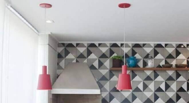 cadeiras aramadas para varanda de apartamento com churrasqueira