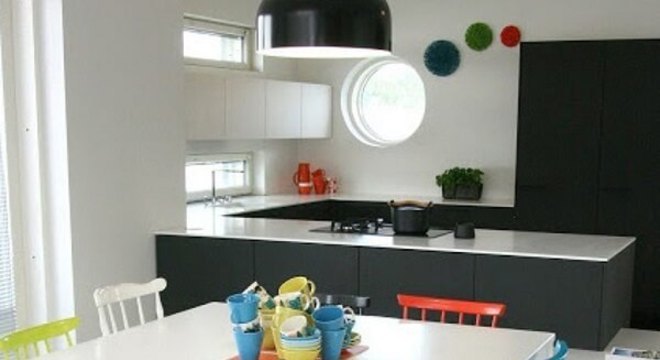 Cadeiras de madeira coloridas trazem vida para a cozinha