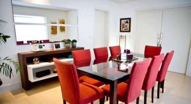 cadeiras vermelhas para destacar sua mesa de jantar de vidro
