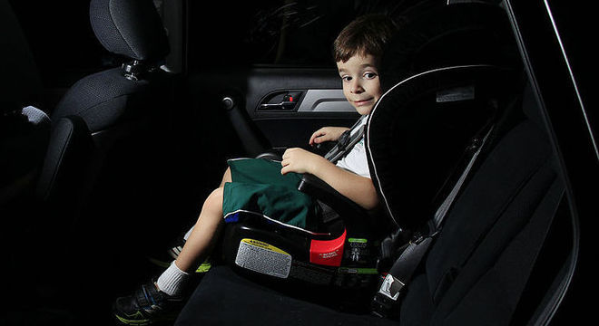 Multa para motorista que transporta crianças fora da cadeirinha é de R$ 293,47