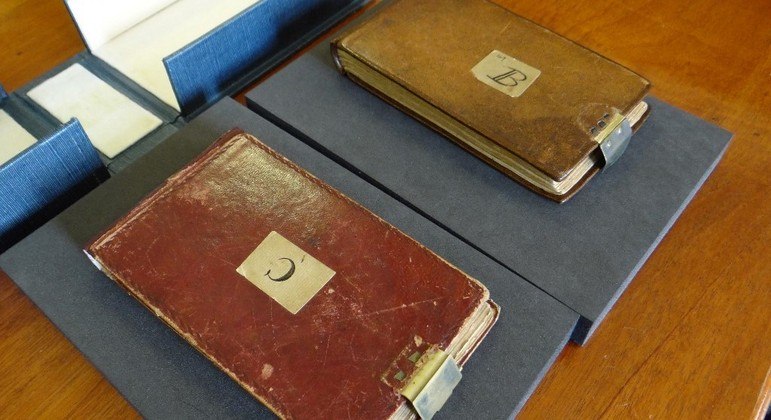 Cadernos de Charles Darwin reapareceram misteriosamente na biblioteca da Universidade 
de Cambridge