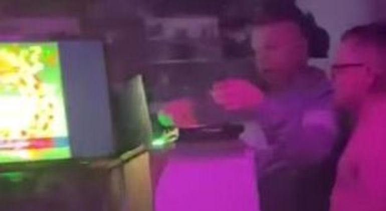 Mãe publicou vídeos de Caell brincando de DJ em seu quarto

