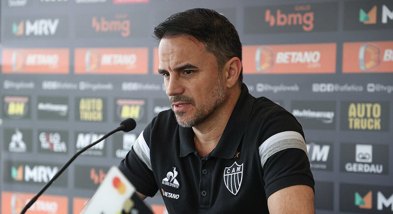 Rodrigo Caetano tem proposta para ficar até 2026 no Corinthians. Atlético não quer liberar