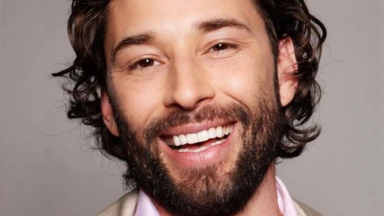 Depois do sucesso como Bachir em Gênesis, Caetano O' Maihlan está de volta na superprodução bíblica Reis. Ele, que é ator e professor formado em Hollywood, na pioneira técnica Chubbuck, deu o que falar em Gênesis. Seu personagem matou o marido de Hannah (Yris Sampaio) e acabou condenado pelo rei Abimeleque (Leonardo Franco) a viver no calabouço