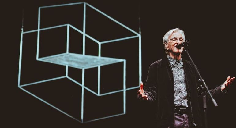 Caetano no início de sua apresentação na noite deste sábado (26), em São Paulo