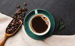 A cafeína está presente em outros alimentos e bebidas, como chocolate, chás e refrigerantes, por exemplo. A FDA (Administração de Alimentos e Medicamentos dos EUA) considera seguro o consumo de até 400 mg por dia dessa substância. Para efeito de comparação, uma xícara de café coado tem cerca de 80 mg de cafeína, enquanto um café expresso de máquina pode variar entre 40 mg e 125 mg