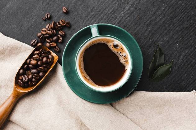 A cafeína está presente em outros alimentos e bebidas, como chocolate, chás e refrigerantes, por exemplo. A FDA (Administração de Alimentos e Medicamentos dos EUA) considera seguro o consumo de até 400 mg por dia dessa substância. Para efeito de comparação, uma xícara de café coado tem cerca de 80 mg de cafeína, enquanto um café expresso de máquina pode variar entre 40 mg e 125 mg