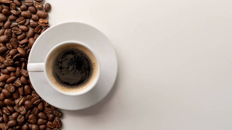 Reduz a incidência de depressãoUm pesquisa publicada no Psychopharmacology, em 2002, demonstrou que doses moderadas de cafeína aumentavam a disposição e o bom-humor. Ainda, estudos publicados no periódico European Journal of Pharmacology, do mesmo ano, e na revista Neuroreport, em 2003, mostraram que o ácido cafeico possui efeito ansiolítico e antidepressivo, quando administrados em animais submetidos ao estresse. Todavia, a bebida é contraindicada para pessoas com transtorno de ansiedade, incluindo síndrome do pânico, em um contexto de crises