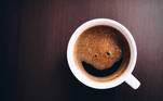 Menor risco de ParkinsonOutro estudo publicado no JAMA, em 2000, mostrou que homens que consumiam pelo menos três ou quatro xícaras de café por dia apresentavam um risco cinco vezes menor de desenvolver Parkinson, quando comparados àqueles que não bebiam