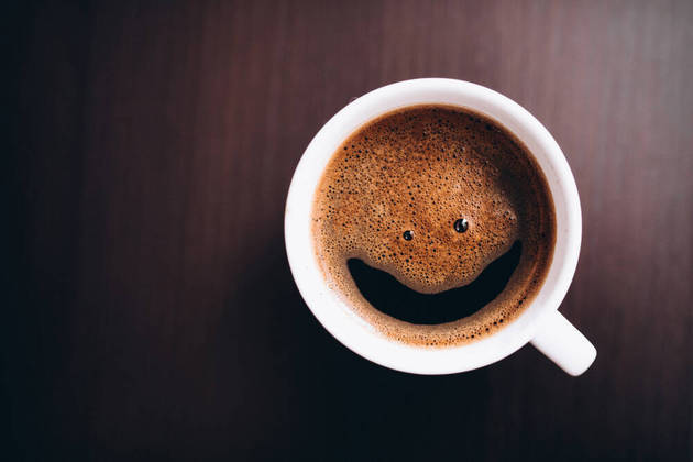 Menor risco de ParkinsonOutro estudo publicado no JAMA, em 2000, mostrou que homens que consumiam pelo menos três ou quatro xícaras de café por dia apresentavam um risco cinco vezes menor de desenvolver Parkinson, quando comparados àqueles que não bebiam