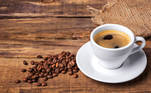 Reduz o risco de lesões renaisUm estudo publicado em 2022 no Kidney International Reports mostrou que o café reduz o risco de lesões renais. O estudo, que contou com a participação de mais de 14 mil adultos entre 45 e 64 anos, constatou que um maior consumo da bebida diminuiria tal risco e que poderia ter efeitos protetores cardiorrenais
