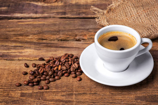 Reduz o risco de lesões renaisUm estudo publicado em 2022 no Kidney International Reports mostrou que o café reduz o risco de lesões renais. O estudo, que contou com a participação de mais de 14 mil adultos entre 45 e 64 anos, constatou que um maior consumo da bebida diminuiria tal risco e que poderia ter efeitos protetores cardiorrenais