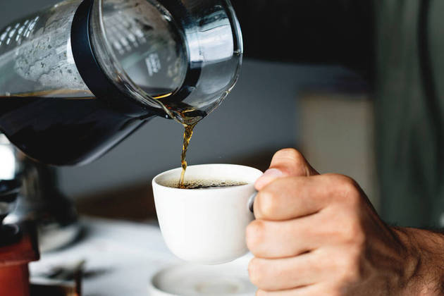 O café é uma bebida de extrema popularidade no Brasil e no mundo. Segundo o CNC (Conselho Nacional do Café), as primeiras mudas foram trazidas ao país em 1727 – o auge da produção foi entre 1800 e 1930, no conhecido ciclo do café. Há quem ame, há quem odeie, mas o cafezinho é um consenso nos lares, escritórios e restaurantes – dificilmente você encontrará um lugar que não tenha.Neste 14 de abril, é celebrado o Dia Mundial do Café e, a seguir, o R7 alguns dos benefícios para a saúde e o bem-estar que a bebida proporciona: