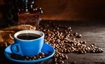 Cabe ressaltar que não existe uma contraindicação absoluta em relação ao consumo de cafeína, mas é importante consultar o seu médico em caso de algum desconforto físico que possa estar associado ao café