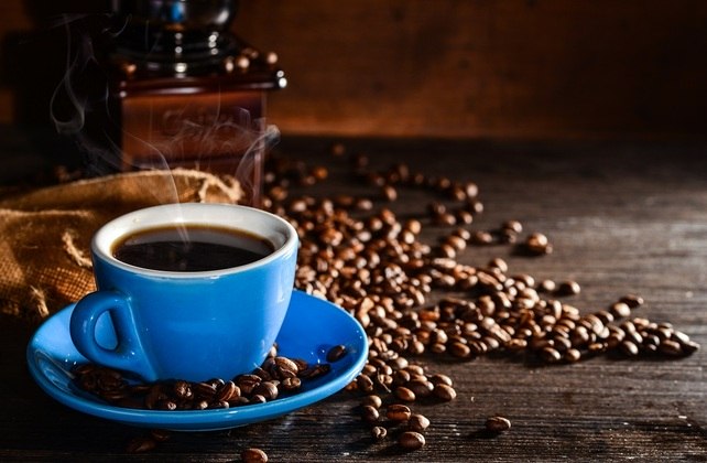 Cabe ressaltar que não existe uma contraindicação absoluta em relação ao consumo de cafeína, mas é importante consultar o seu médico em caso de algum desconforto físico que possa estar associado ao café