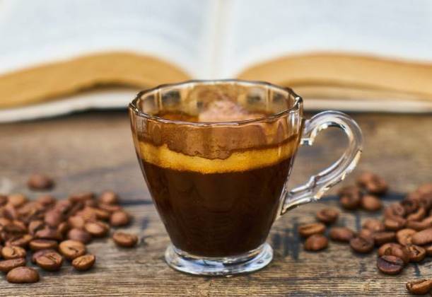 Diminui os sintomas de asmaPesquisas publicadas nos periódicos científicos JAMA (Jornal da Associação Médica Americana), em 1999, e Gastroenterology, em 2002, mostraram que pessoas que consomem moderadamente café têm 30% menos riscos de desenvolver sintomas de asma. A bebida possui efeitos broncodilatadores