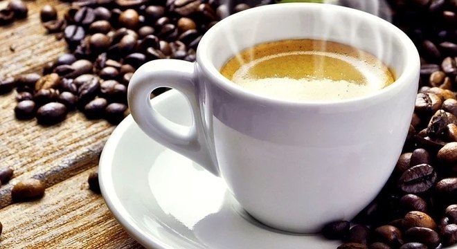 Café fresquinho, feito em casa e de maneira prática: encontre sua cafeteira na Amazon