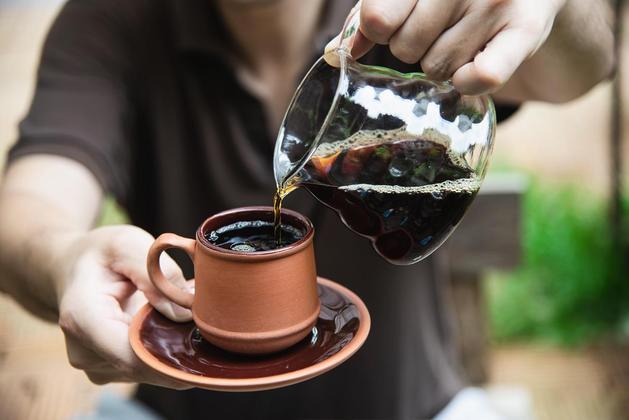 No final, todos os tipos de café foram ligados a uma redução na mortalidade, independentemente da causa. A menor taxa foi observada em pessoas que consumiam de duas a três xícaras por dia, e os dados mostraram que, em comparação com aqueles que não bebiam café, o produto moído diminui o risco de morte em 27%, o descafeinado em 14% e o instantâneo em 11%. Esses subtipos também foram associados a uma redução na incidência de doenças cardiovasculares, especialmente em quem opta por tomar de duas a três xícaras por dia. Em comparação àqueles que vivem com abstinência de café, a redução da probabilidade dessas doenças foi maior para o café moído (20%), acompanhado do instantâneo (9%) e descafeinado (6%)