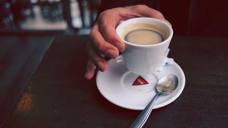 Parte da rotina de muitas pessoas, o café sempre acende uma dúvida: afinal, ele faz bem ou mal para a saúde? Um estudo recente, publicado na European Journal of Preventive Cardiology, procurou por essa resposta e descobriu que beber de duas a três xícaras de café por dia está associado a um aumento da expectativa de vida e a risco menor de desenvolvimento de doenças cardiovasculares, em comparação às pessoas que não consomem ou evitam o produto.