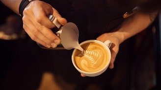 Conheça os profissionais que ganham para provar café (Freepik)