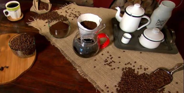 2. Carioca: é aquele que nasceu no Rio de Janeiro. Em Portugal, significa um café fraco ou pedido de água quente com casca de limão-siciliano