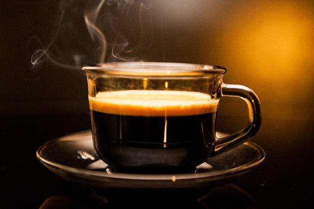 Café: bom ingrediente para reduzir a fadiga e promover energia devido à sua alta composição de cafeína, potente estimulante do Sistema Nervoso Central (SNC).